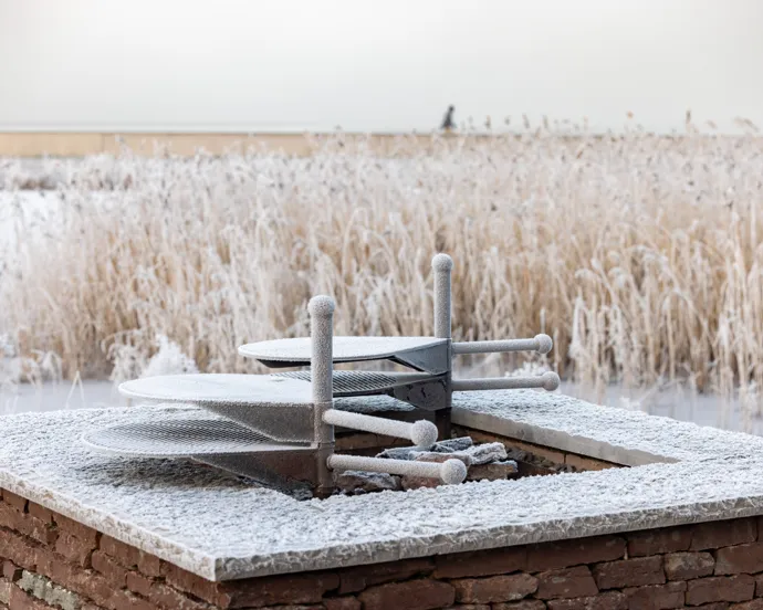 Det finns en eldstad mitt på ett fält.