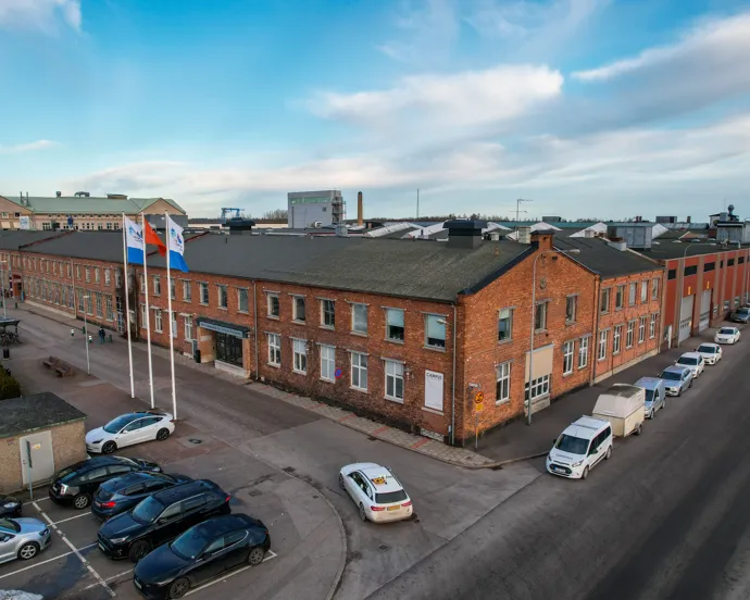 En parkeringsplats fylld med massor av parkerade bilar.