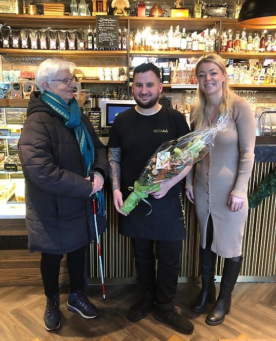 Tre personer vid prisutdelning.