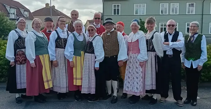 En grupp personer i folkdräkt