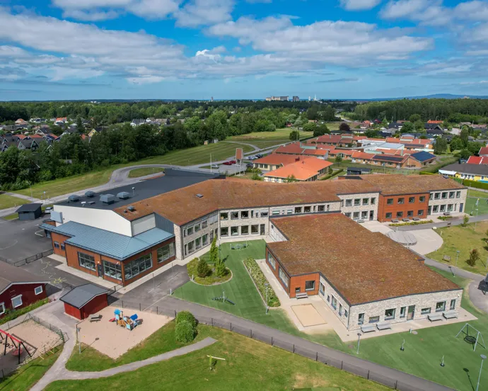 En flygbild av en skola med en lekplats.