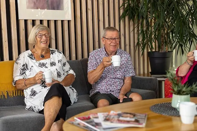 Man och kvinna dricker kaffe eller te