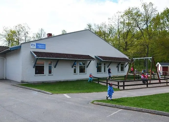 Björkhaga förskolas vita gavel med gungställning utanför