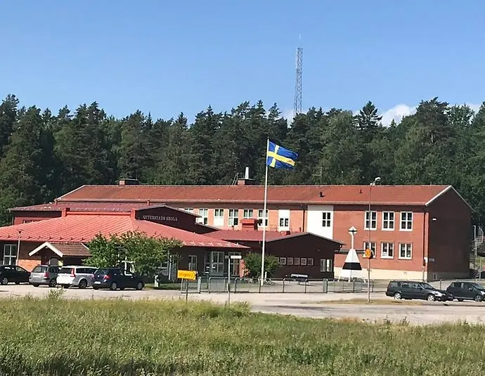 Otterstads tegelröda 2-våningsskola