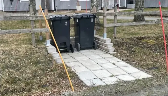 Bilden illustrerar definitionen av vad hårt underlag till sopkärlen innebär.