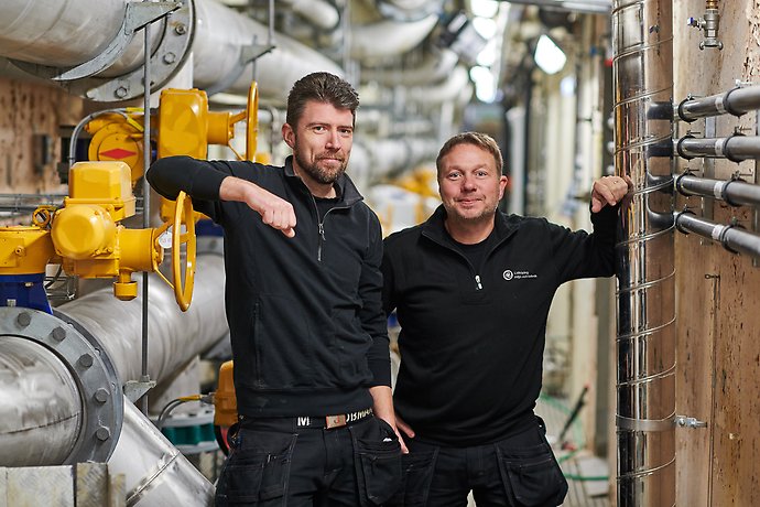 Två män i industrimiljö