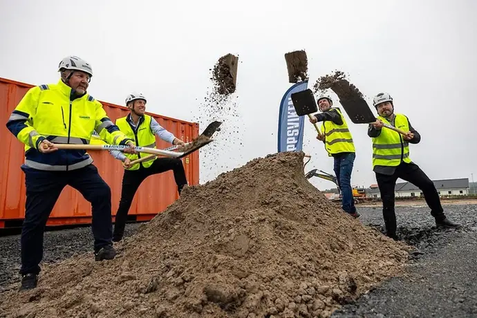 Peter Lennartsson, Skeppsviken, Mats Joräng (M), 2:a vice ordförande i kommunstyrelsen, Jonas Skingley, Skeppsviken och Gustav Edvinsson (S) kommunstyrelsens ordförande, tar det första spadtaget till det nya seniorboendet vid Askeslätt.