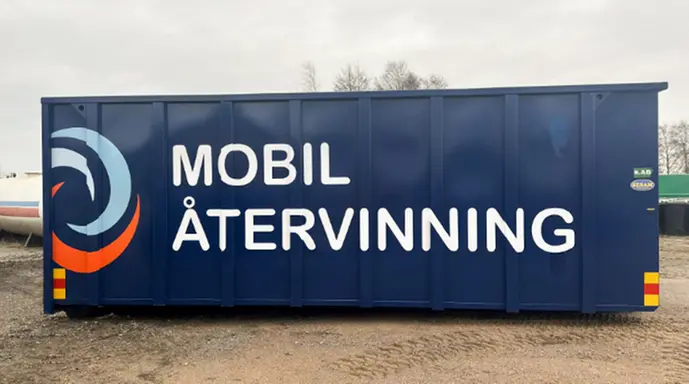 Bilden visar den mobila återvinningscentral i sin helhet. På långsidan står det med stora bokstäver Mobil återvinning.